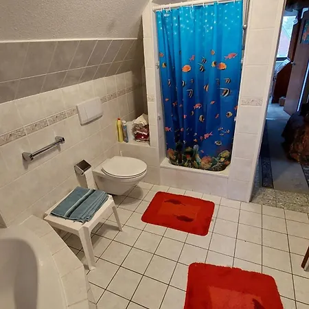 Doppelzimmer Im Einfamilienhaus, Mit Eigenem Bad Und Kuechenmitbenutzung Lubecca