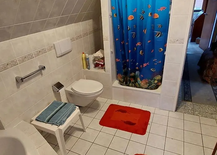 Doppelzimmer Im Einfamilienhaus, Mit Eigenem Bad Und Kuechenmitbenutzung Lubeck